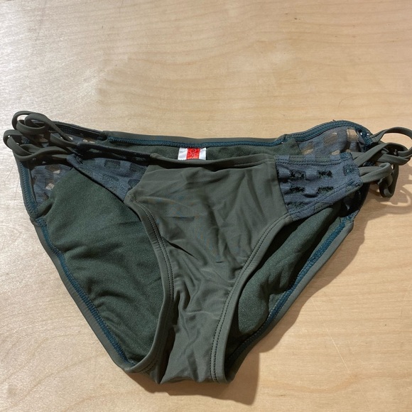 Gossip Women's Green Bikini Bottom Size Medium (BP) - Picture 7 of 11